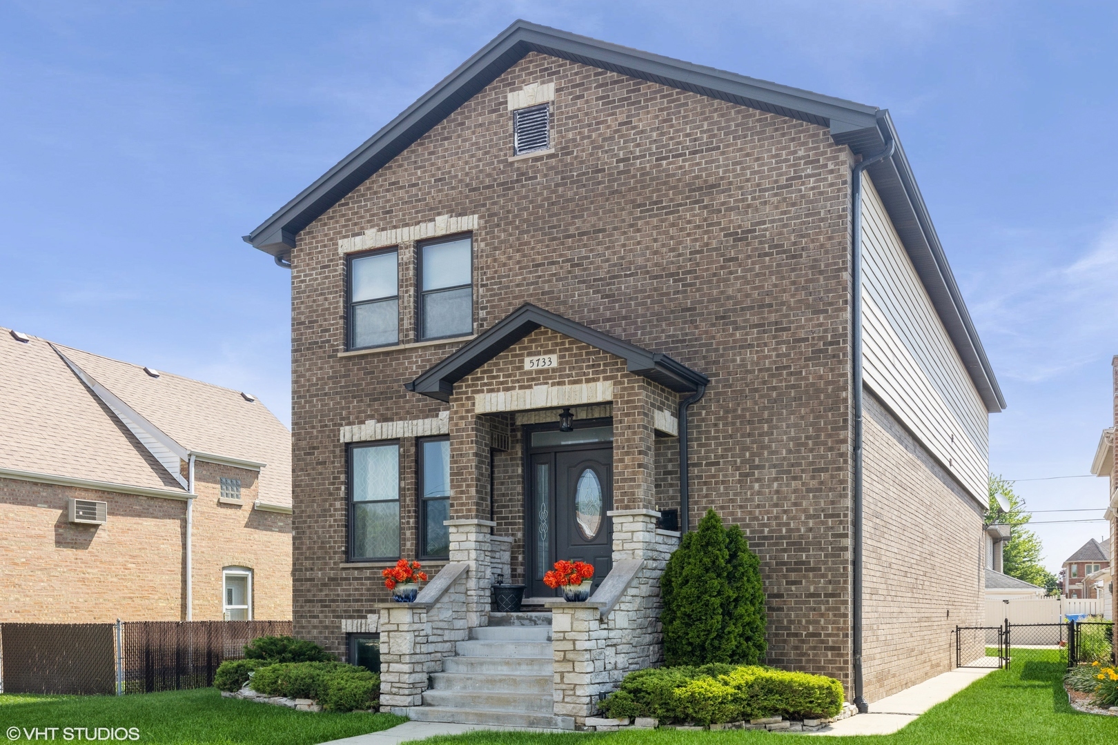 Property Photo: 5733 S Neenah Avenue IL 60638