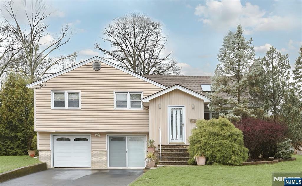 Property Photo:  318 Willow Court  NJ 07450 