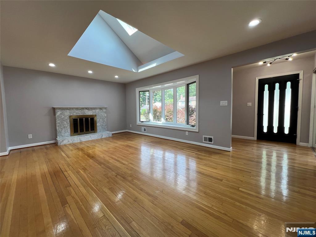 Property Photo:  318 Willow Court  NJ 07450 
