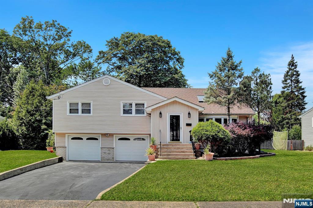 Property Photo:  318 Willow Court  NJ 07450 