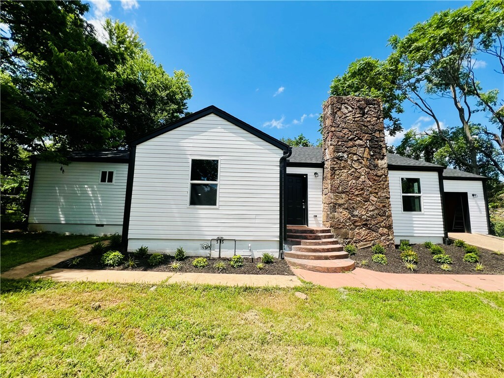 106 Phillips Avenue  Huntsville AR 72740 photo