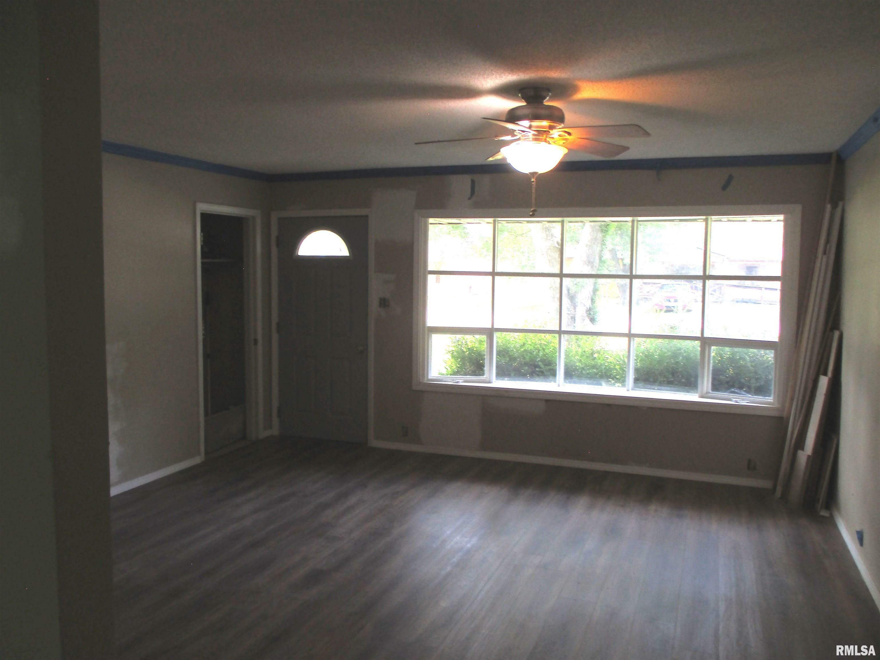 Property Photo: 405 E Douglas Street IL 62924