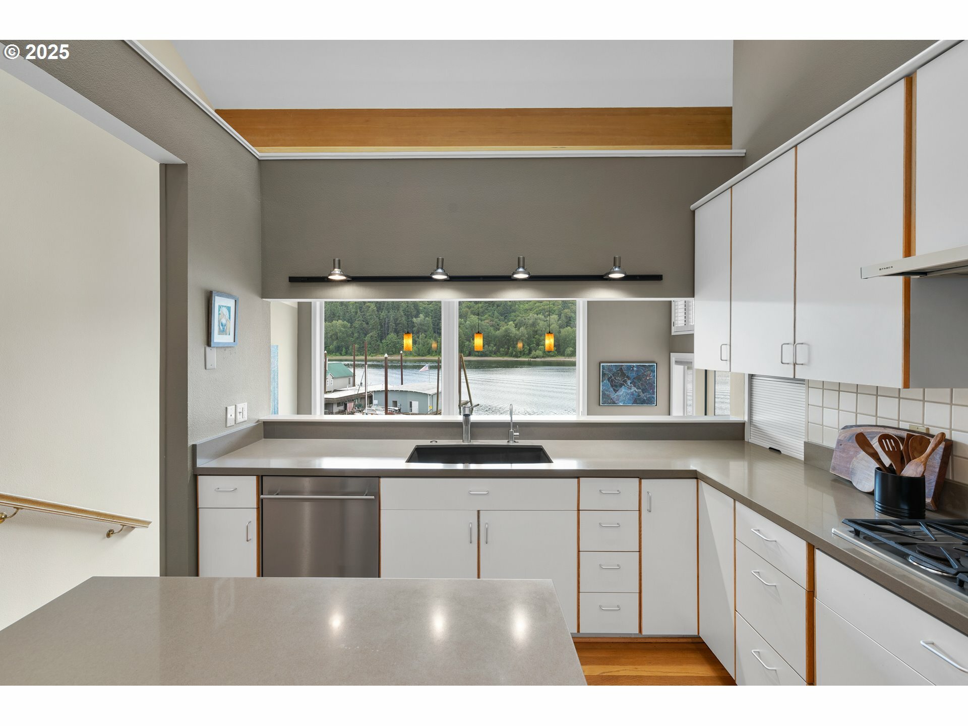 Property Photo:  314 SE Spokane St  OR 97202 