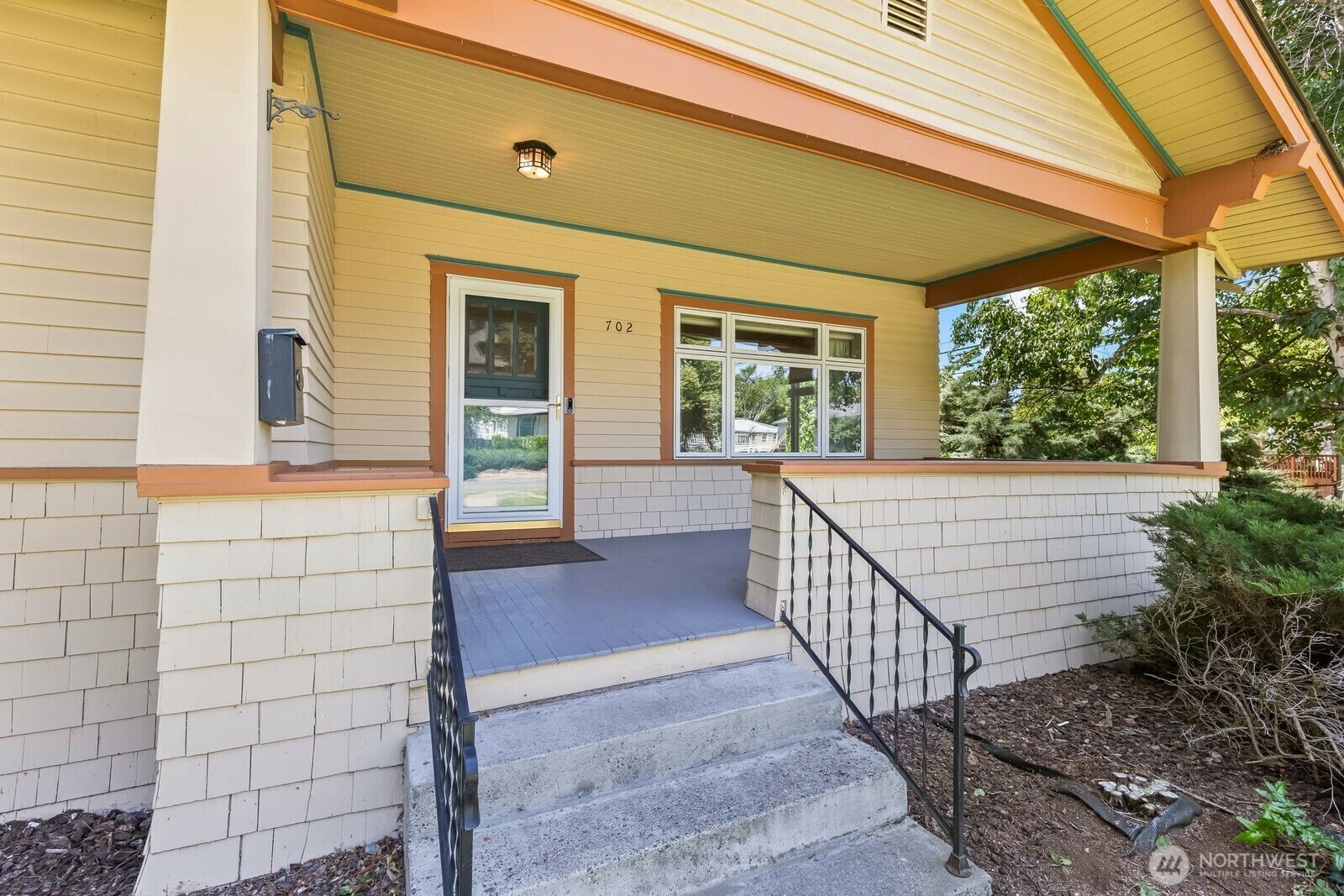 Property Photo: 702 E 2nd Avenue WA 98926