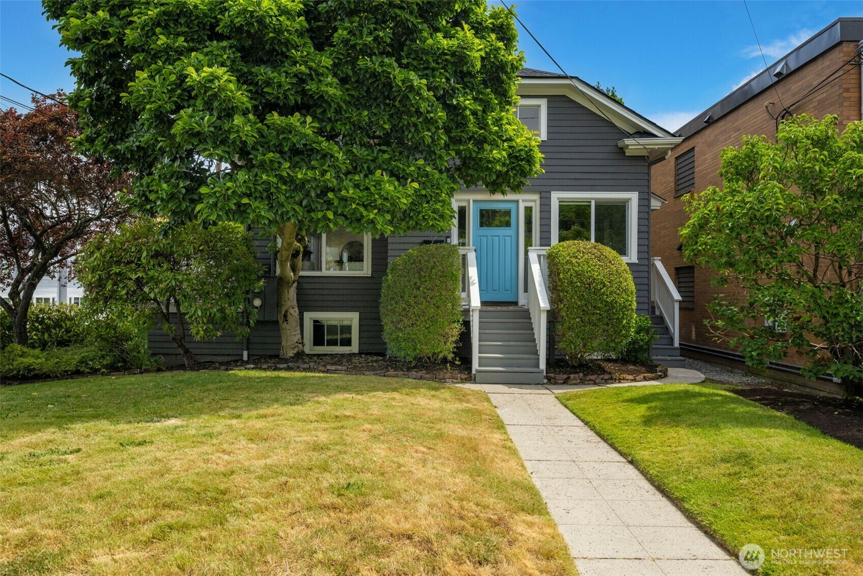 Property Photo:  1222  6th Avenue N  WA 98109 