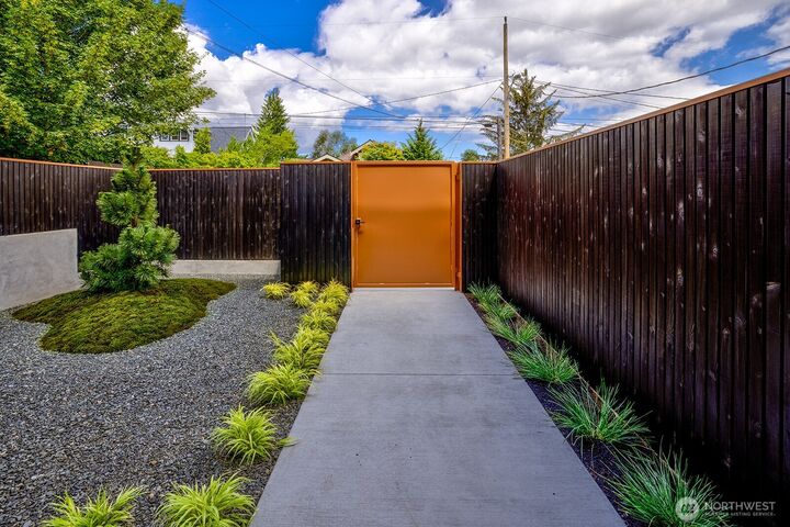 Property Photo:  311 NE 59th Street  WA 98105 