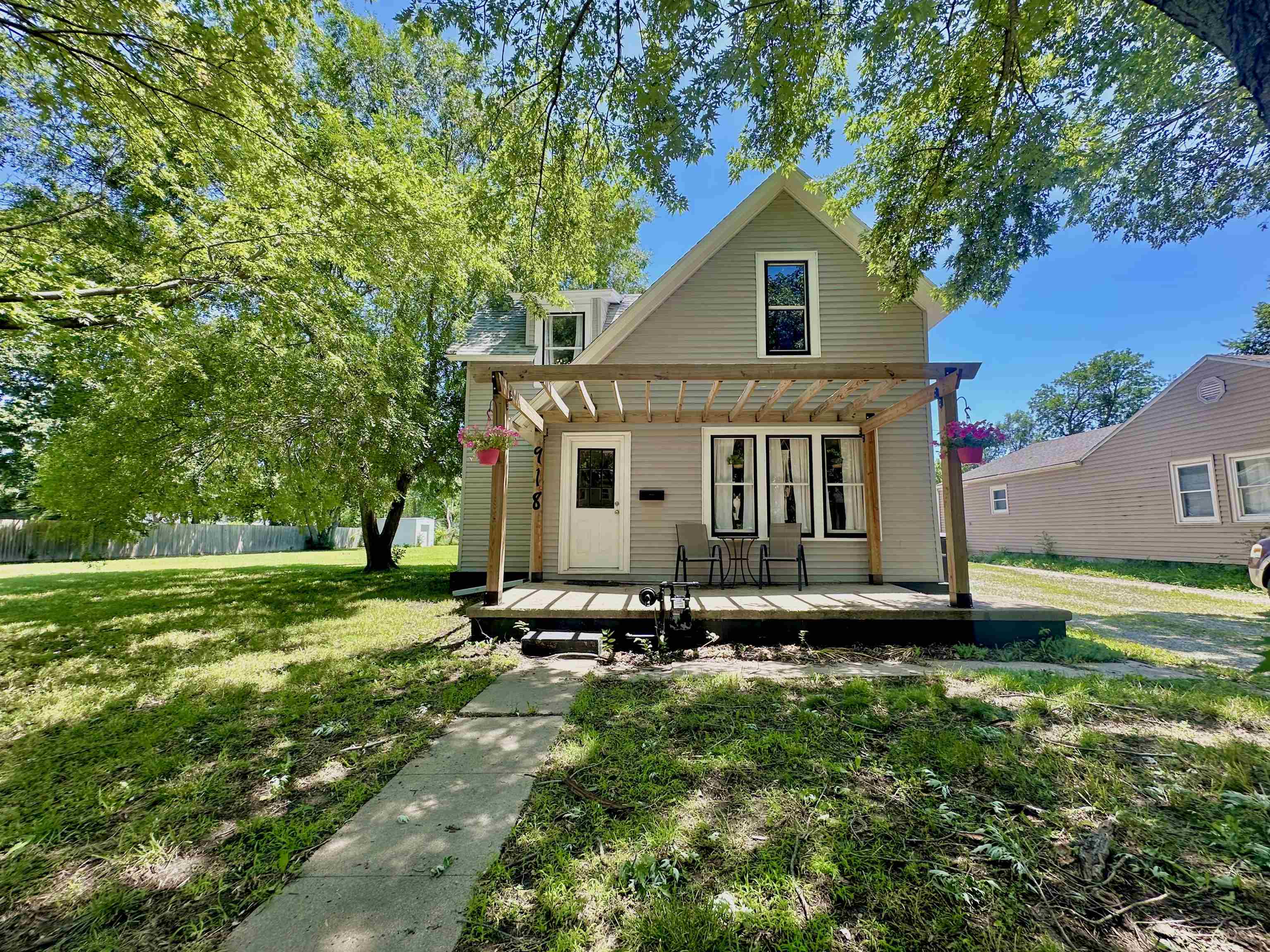 Property Photo: 918 N Logan St KS 67114