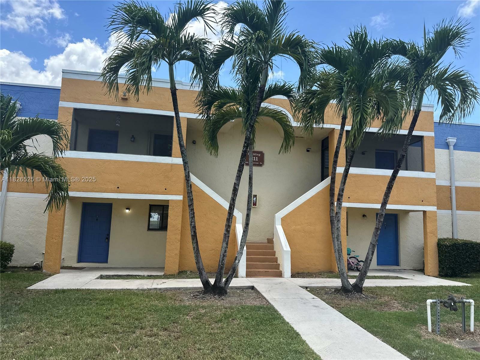 Property Photo: 185 Lakeview Dr 102 FL 33326