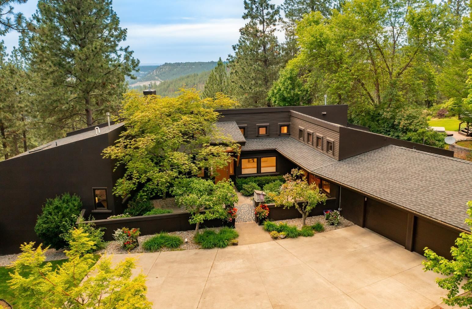 Property Photo: 6414 S Helena St WA 99223