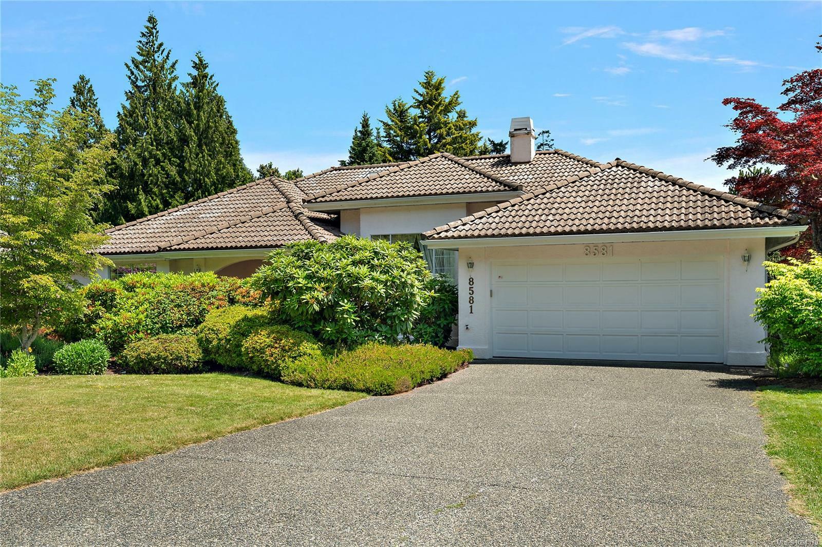 Photo de la propriété: 8581 Cathedral Pl BC V8L 5E1