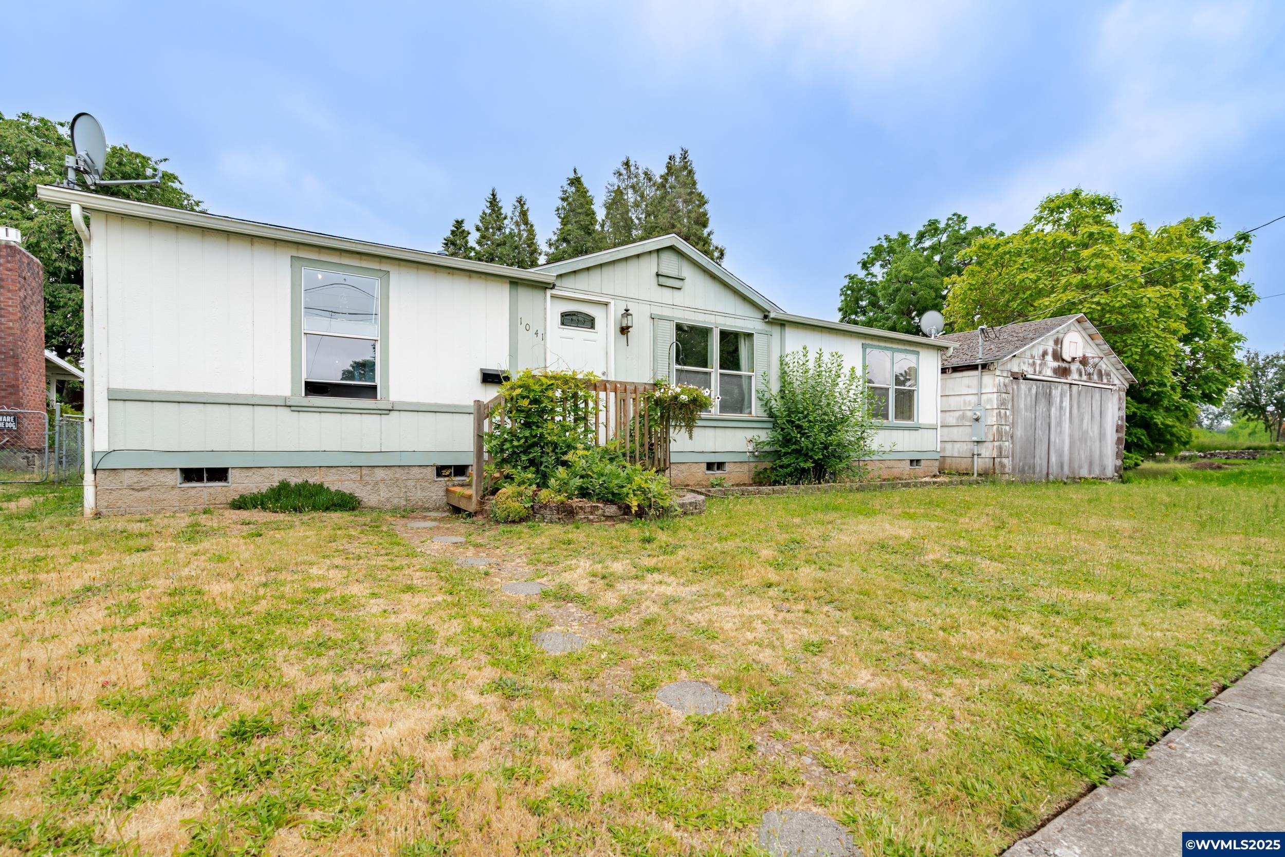 Property Photo:  1041 Hiatt St  OR 97355 