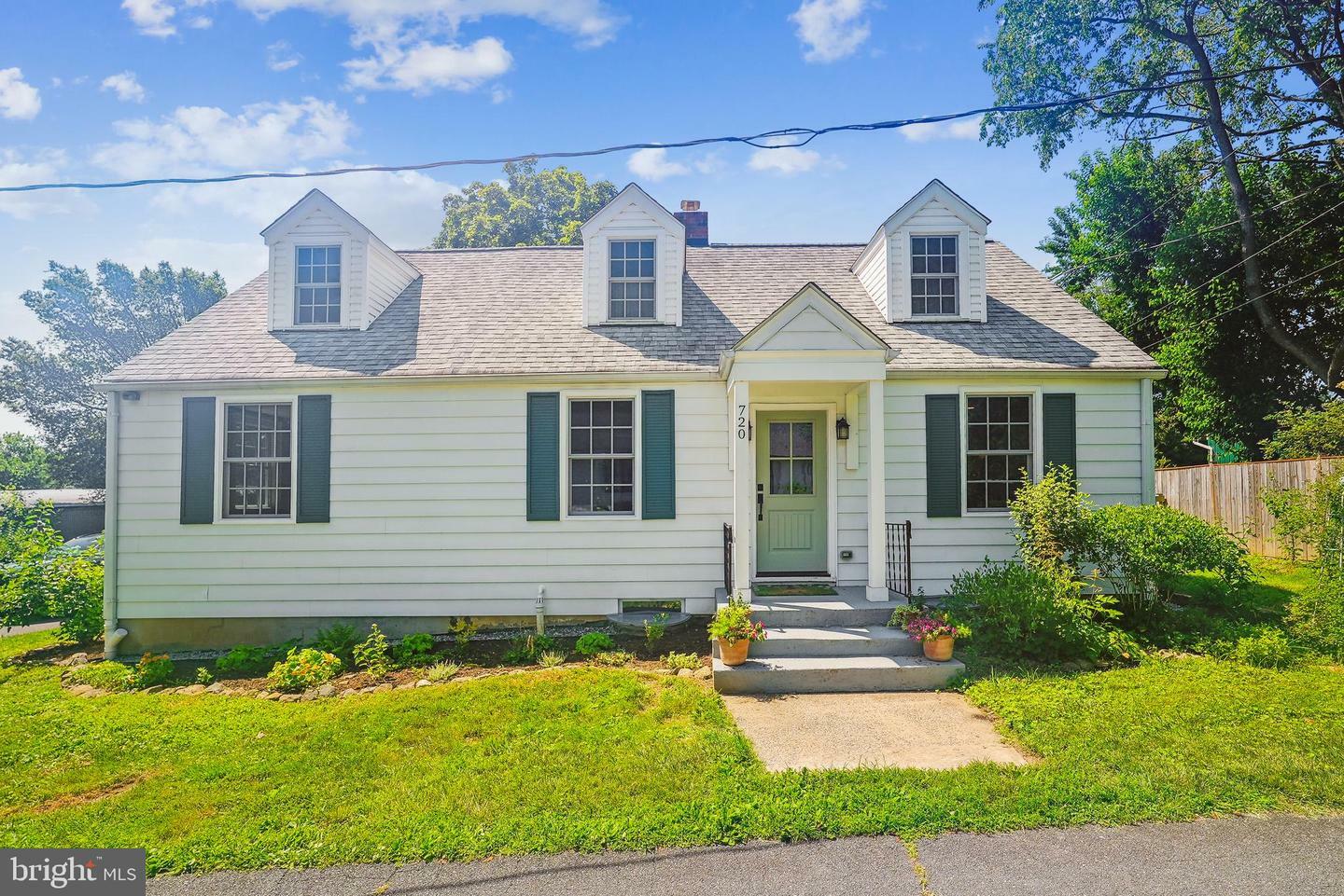 Property Photo: 720 E Stephens Lane VA 20132