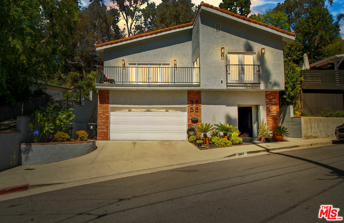 Property Photo:  2655 Saxon Dr  CA 90065 