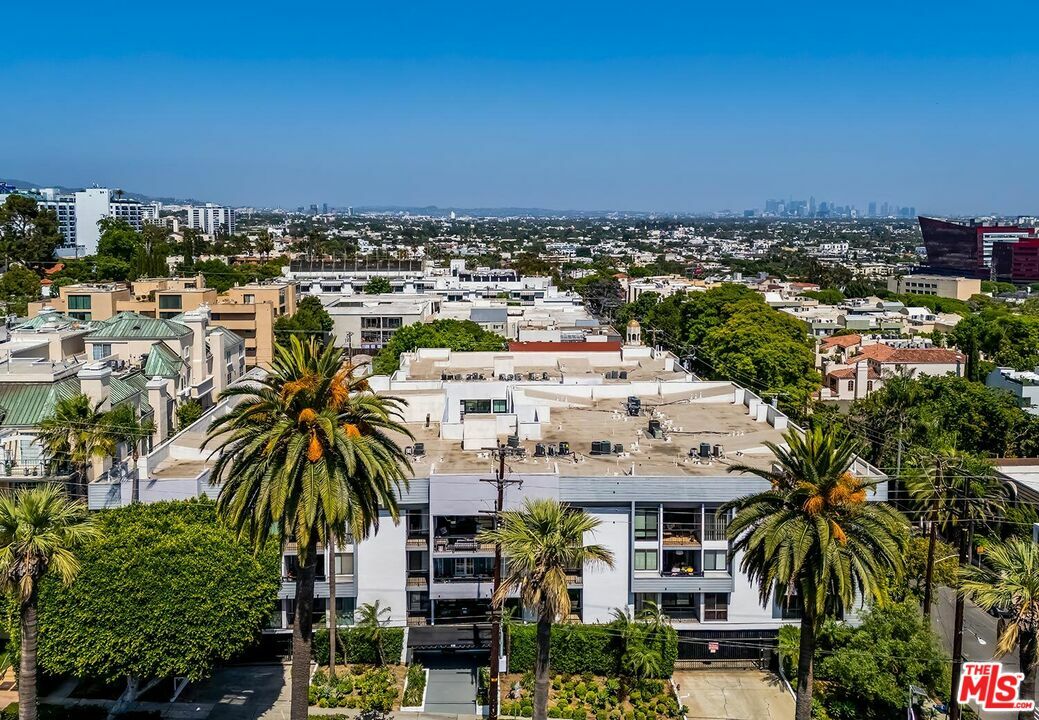 Property Photo: 906 N Doheny Dr CA 90069