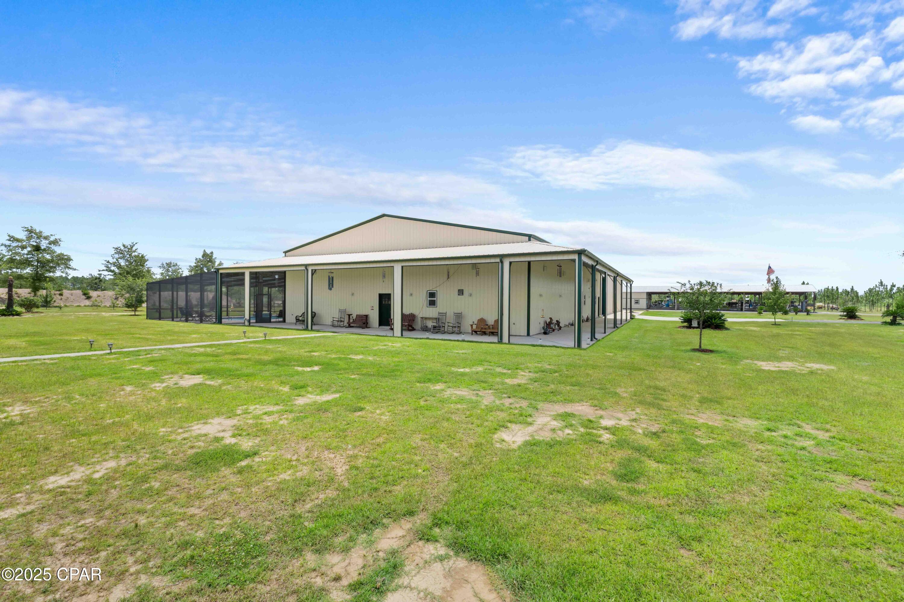 Property Photo: 701 State Road 20 W FL 32466