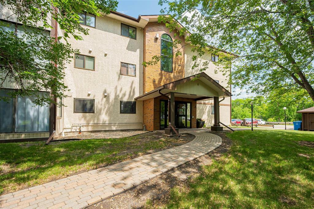 Property Photo: 693 St Anne'S Road MB R2N 3T6