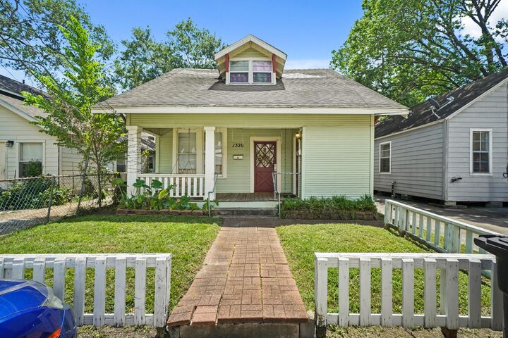 Property Photo:  1320 Alexander Street  TX 77008 
