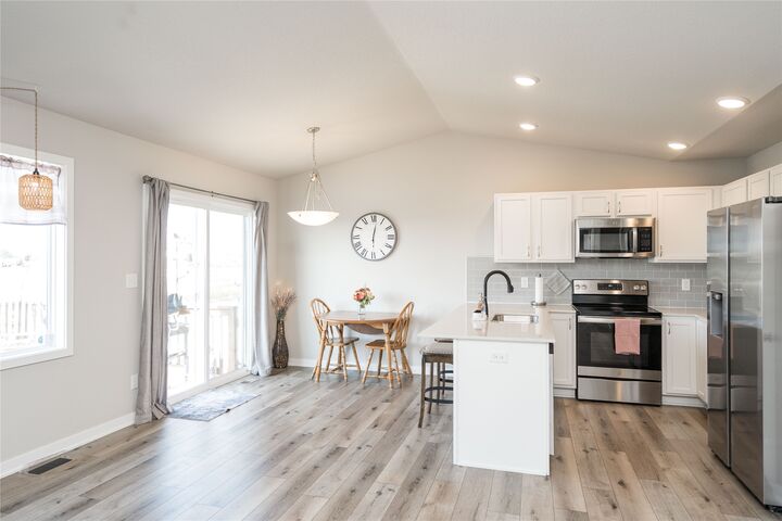 Property Photo:  1165 Locust Street  IA 50263 