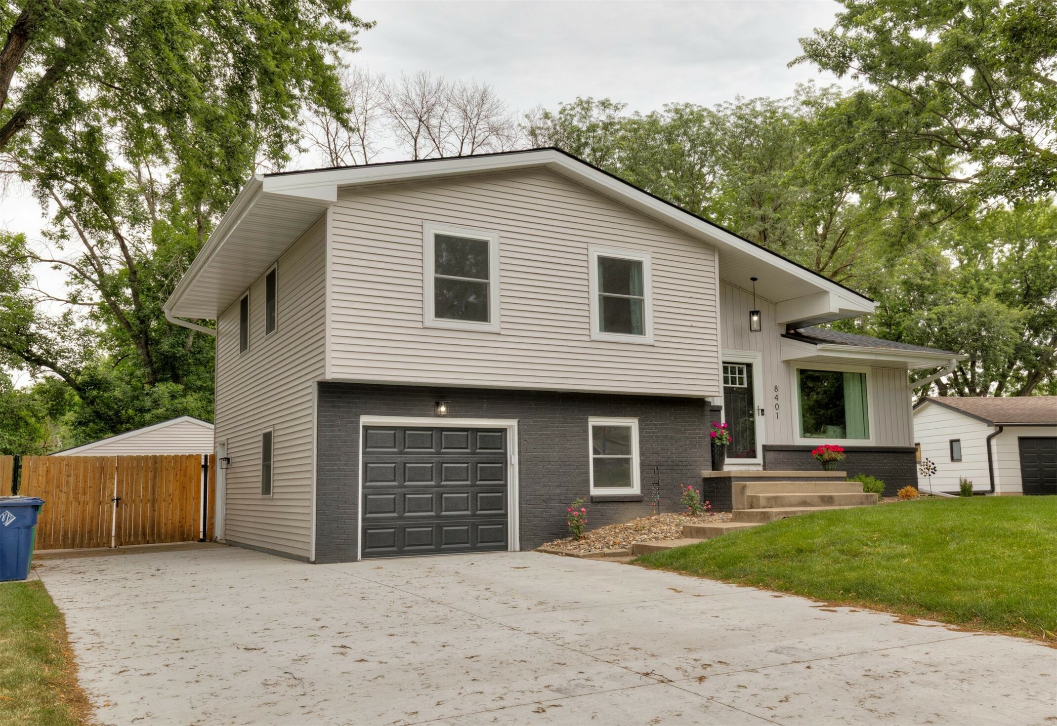 Property Photo:  8401 Airline Avenue  IA 50322 