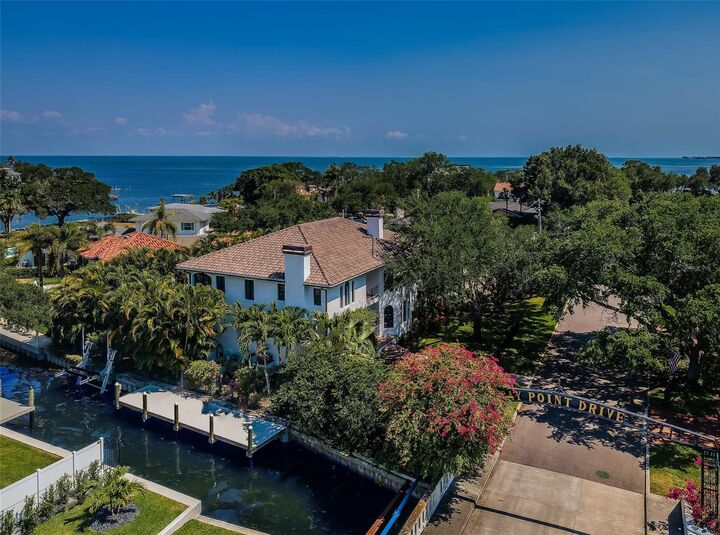 Property Photo: 147 Bay Point Drive NE FL 33704