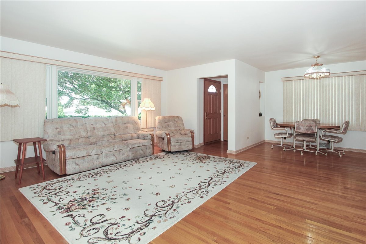 Property Photo: 117 N Kenilworth Avenue IL 60056