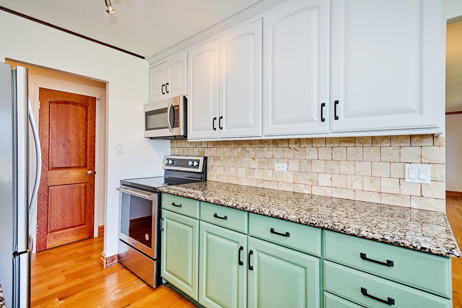 Property Photo: 7033 N Kedzie Avenue 1706 IL 60645