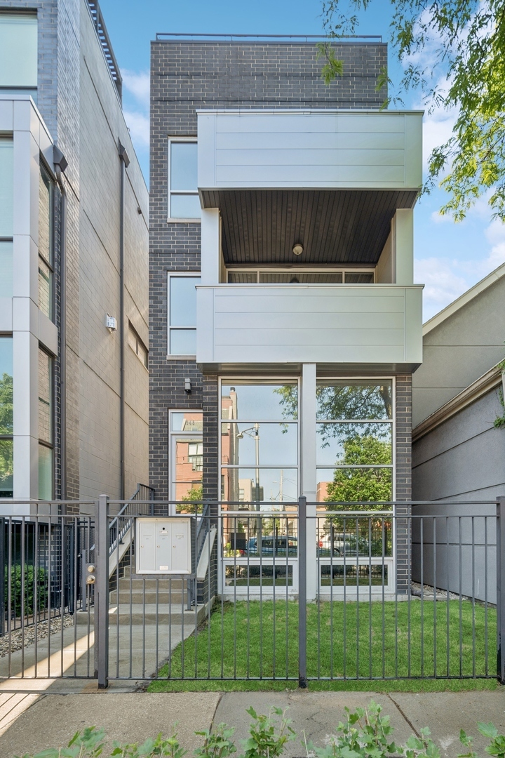 Property Photo: 948 N Honore Street 3 IL 60622