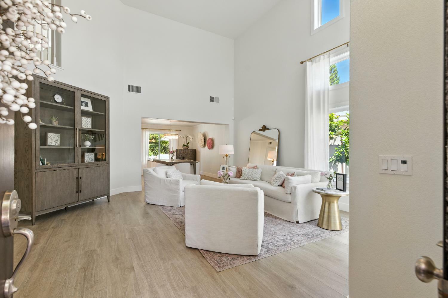 Property Photo: 4910 Knightswood Way CA 95746