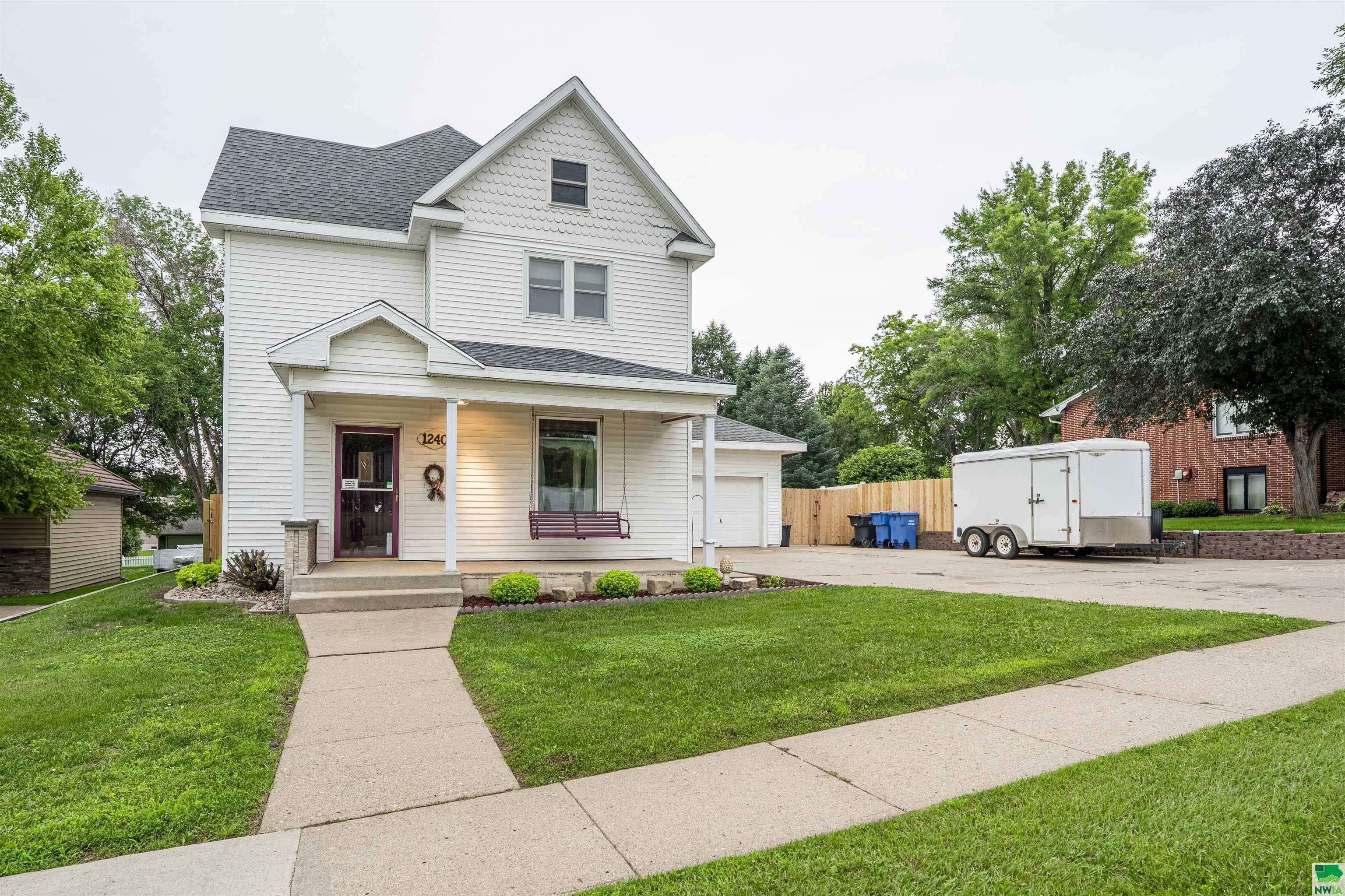 Property Photo: 1240 Central Ave SE IA 51031