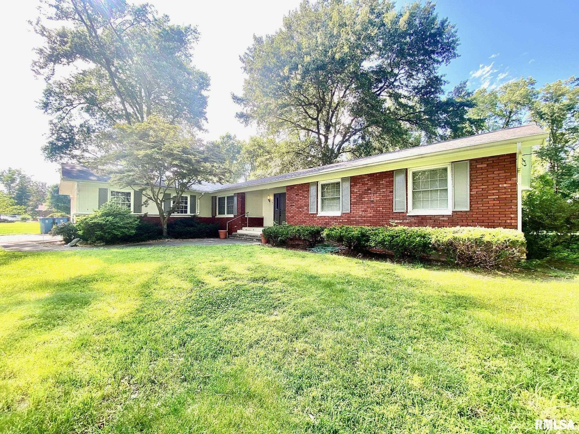 Property Photo: 807 W Market Street IL 62822
