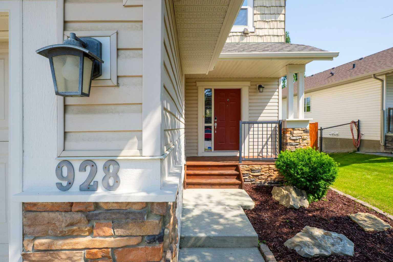 Property Photo: 928 Prairie Springs Drive SW AB T4B 0E4