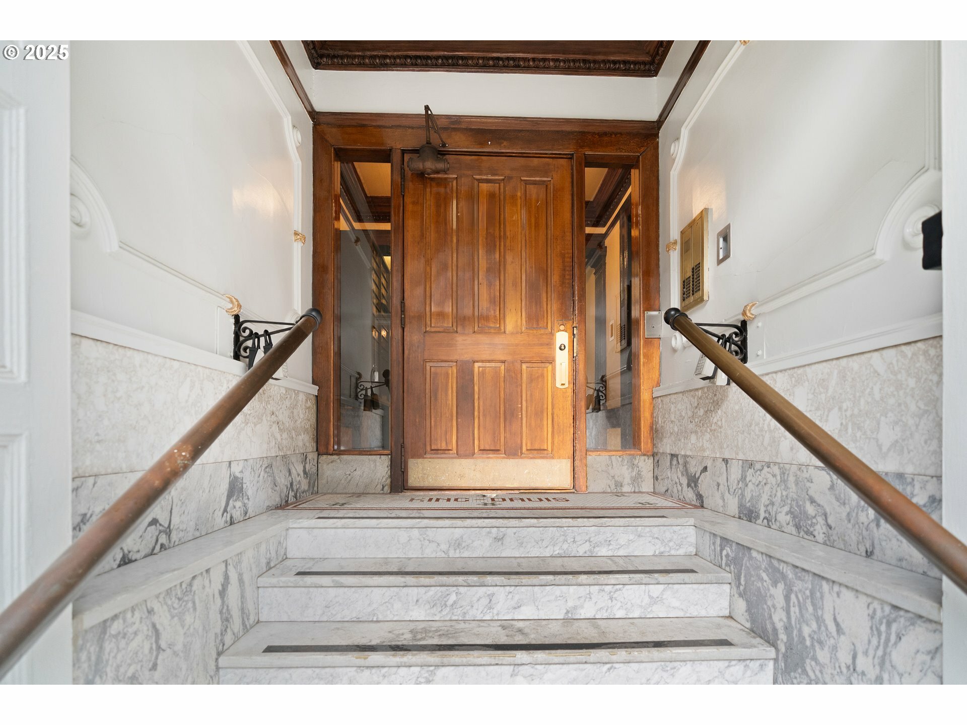 Property Photo:  118 NW King Ave 1  OR 97210 