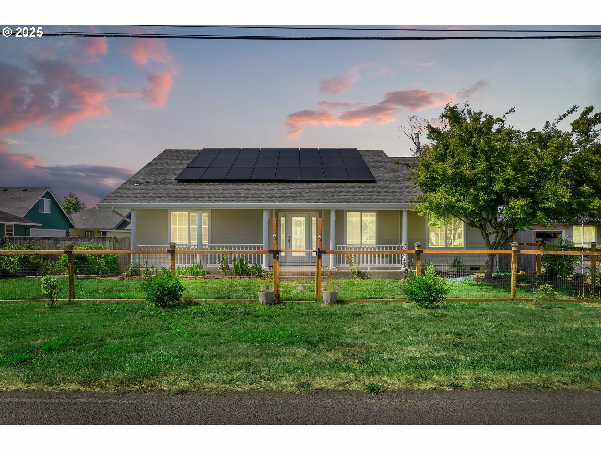 Property Photo: 30 Village Dr OR 97426