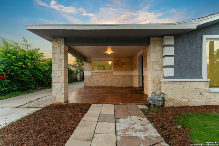 Property Photo:  1917 San Carlos  TX 78207 