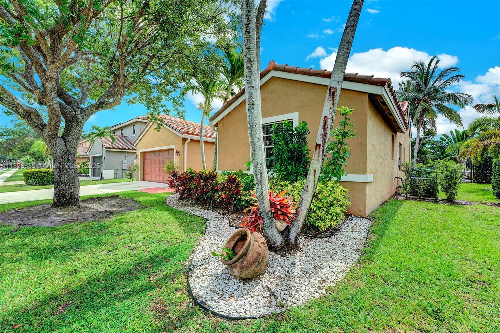 Property Photo: 275 SW 198th Ter FL 33029