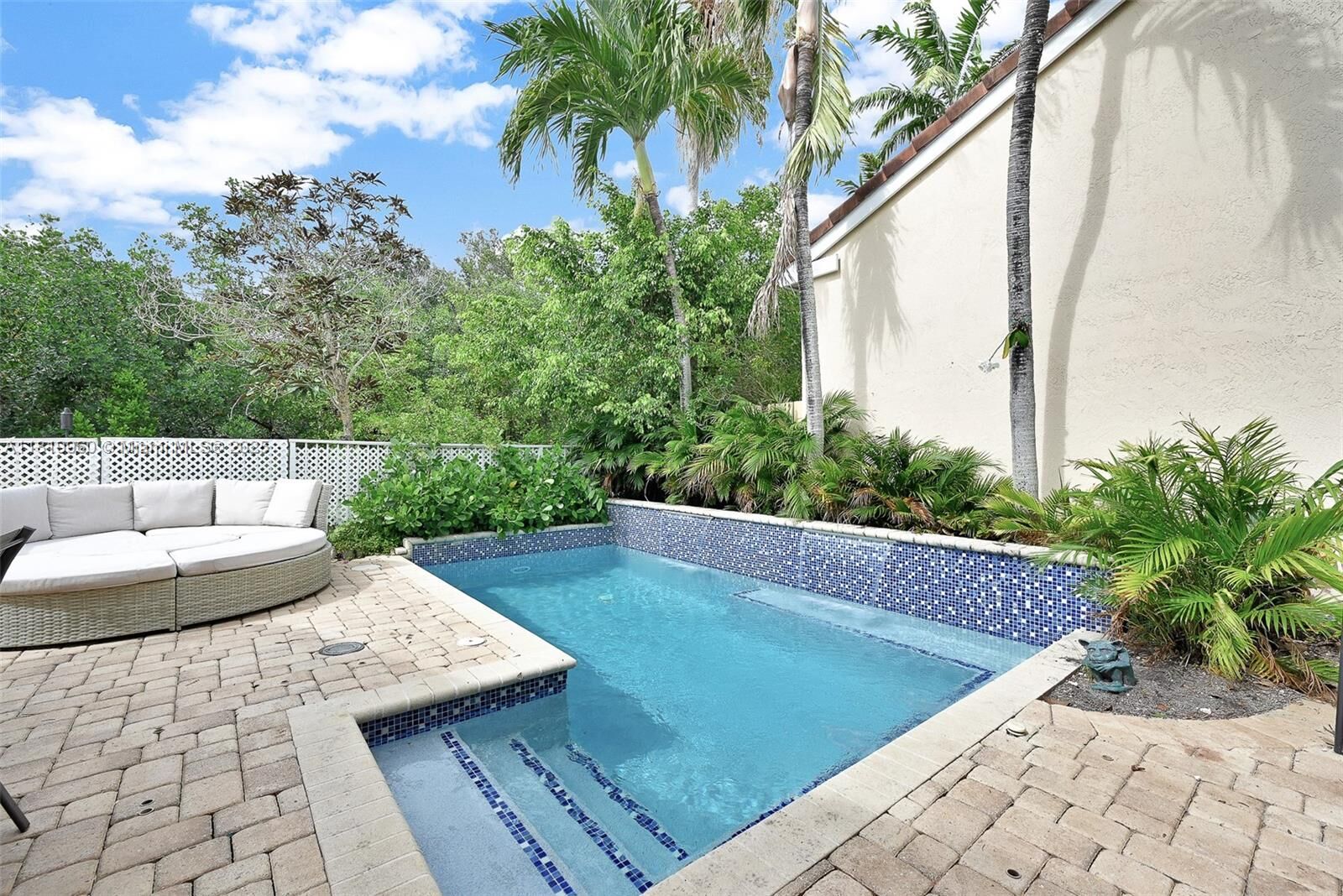 Property Photo: 1151 W Lake St FL 33019