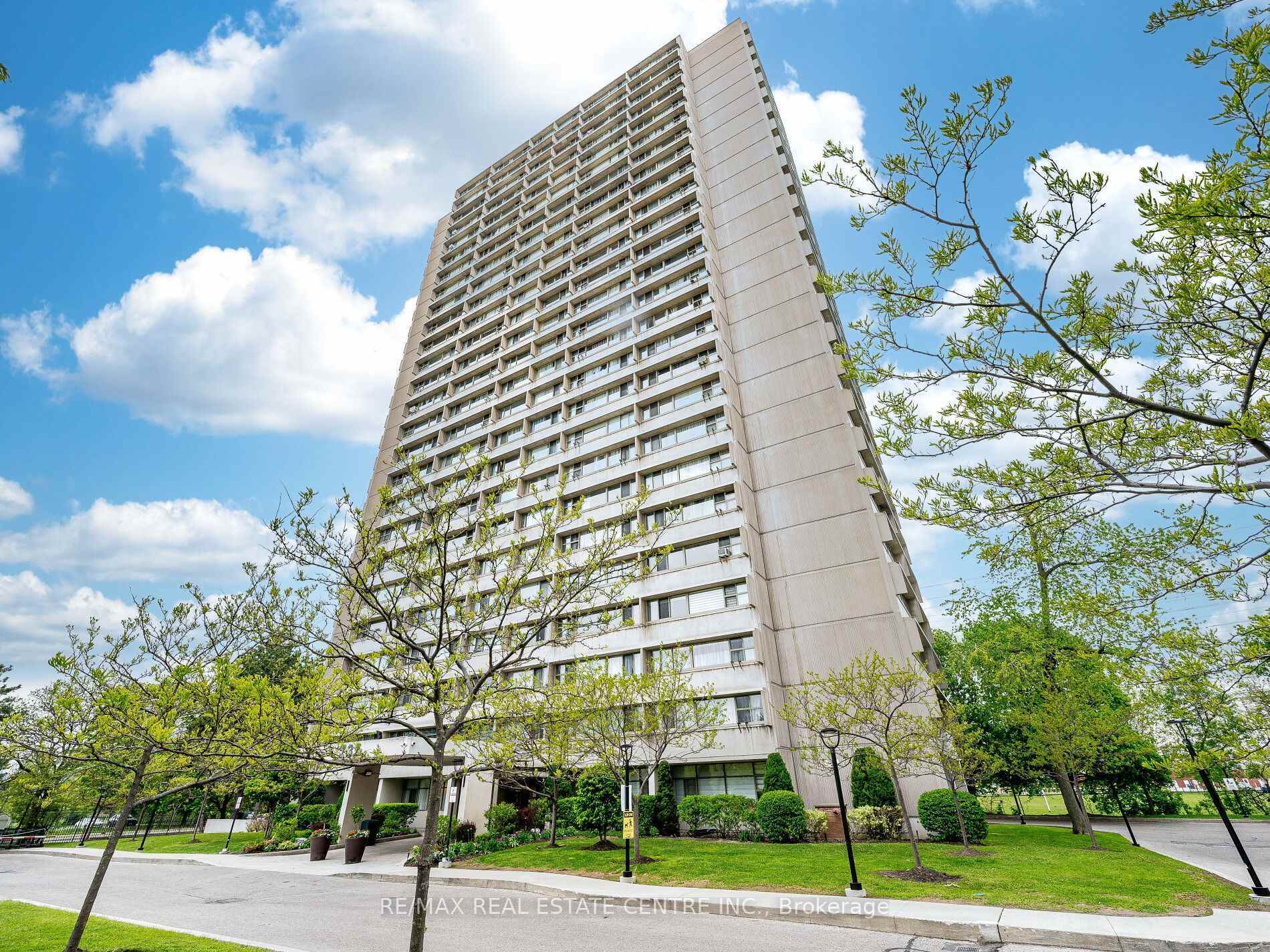Property Photo: 735 Don Mills Road 1806 ON M3C 1T1