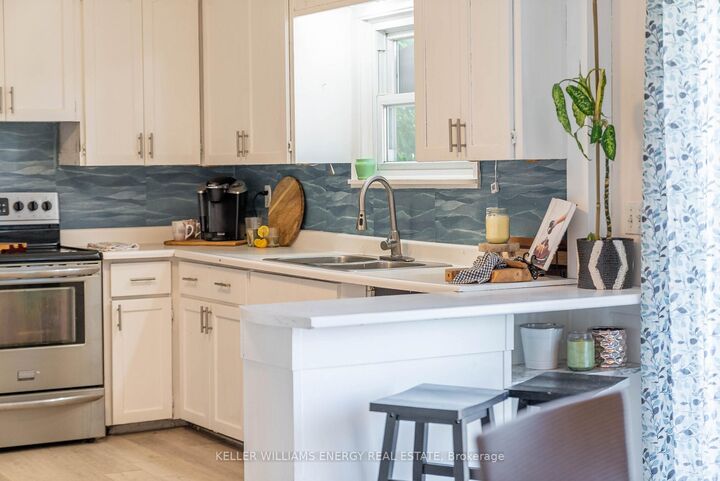 Property Photo:  102 Crown Street  ON K8V 1P4 