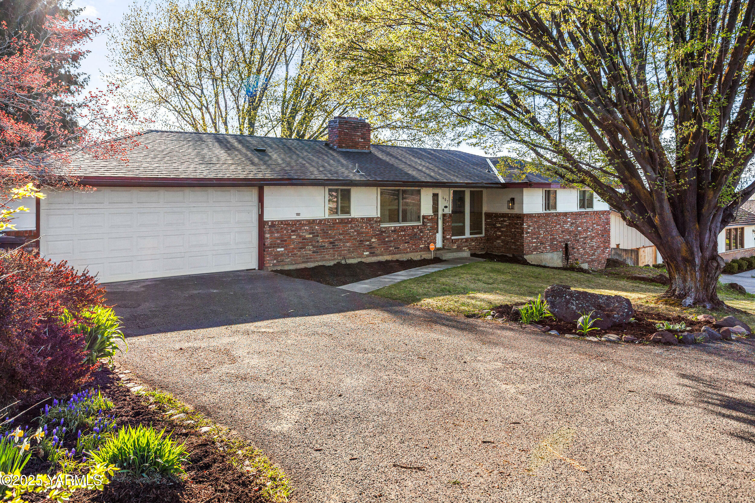 Property Photo:  607 N 53rd Ave  WA 98908 