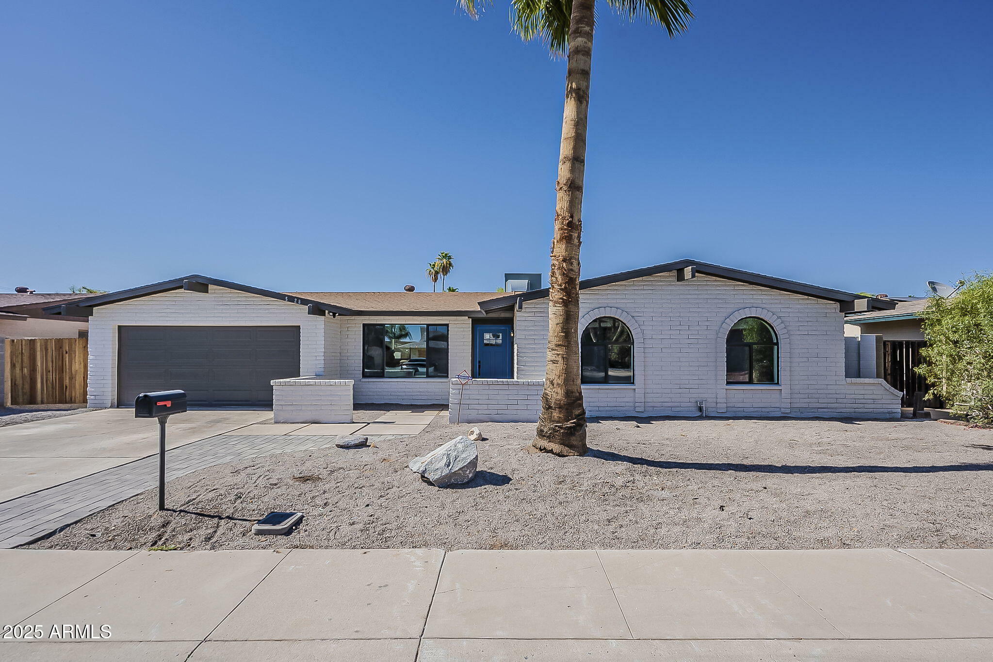 Property Photo: 5028 W Shangri La Road AZ 85304