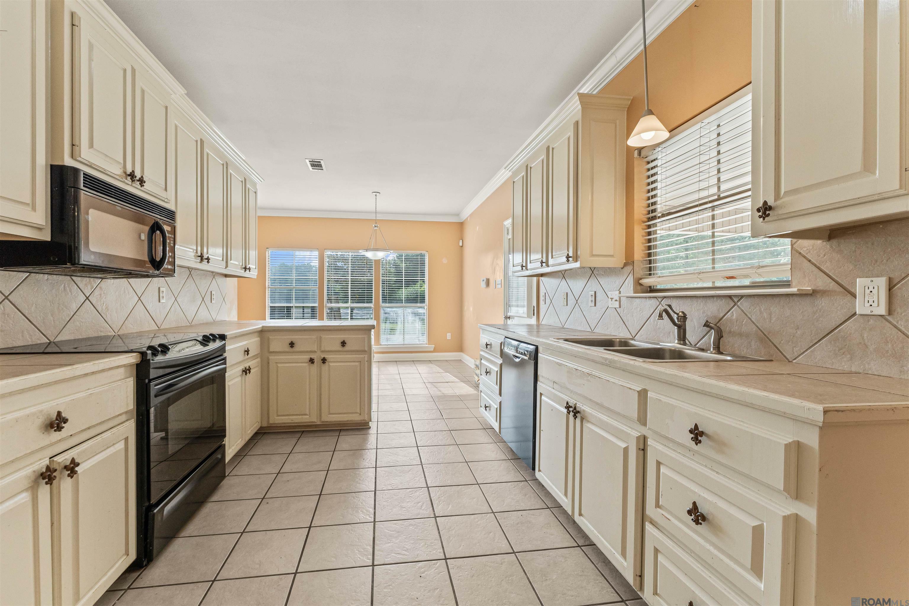 Property Photo: 13388 Sunny Ln LA 70785