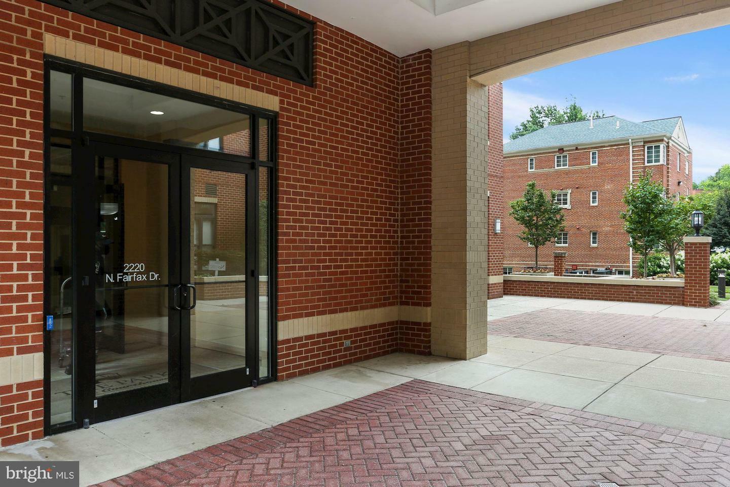 Property Photo: 2220 Fairfax Drive 201 VA 22201