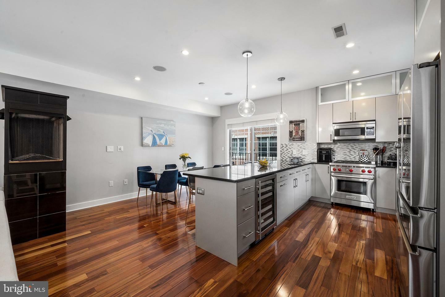 Property Photo: 862 Independence Court PA 19147