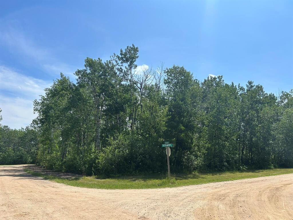 Property Photo: 61 Heathwood Drive MB R0E 2A0