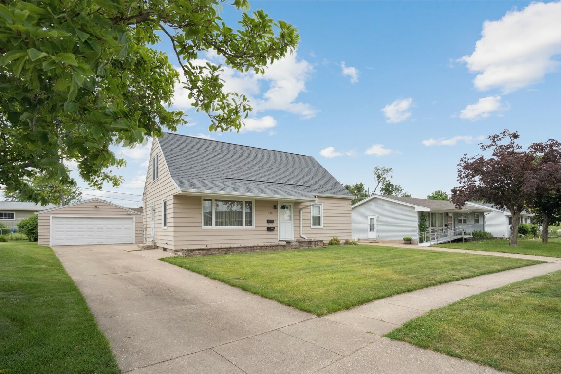 Property Photo:  218 Wesley Drive NW  IA 52405 