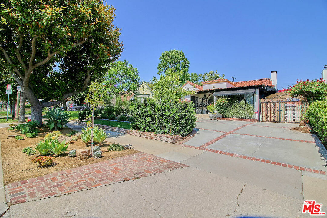 Property Photo: 424 N Arden Blvd CA 90004