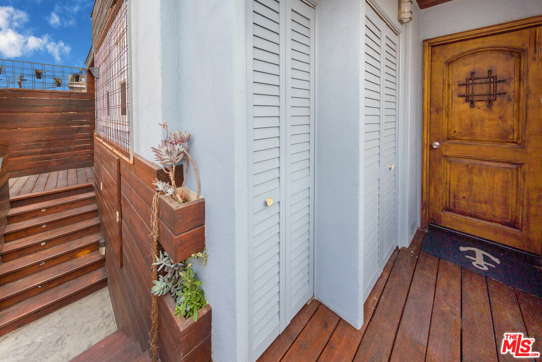 Property Photo: 38 Sunset Ave CA 90291