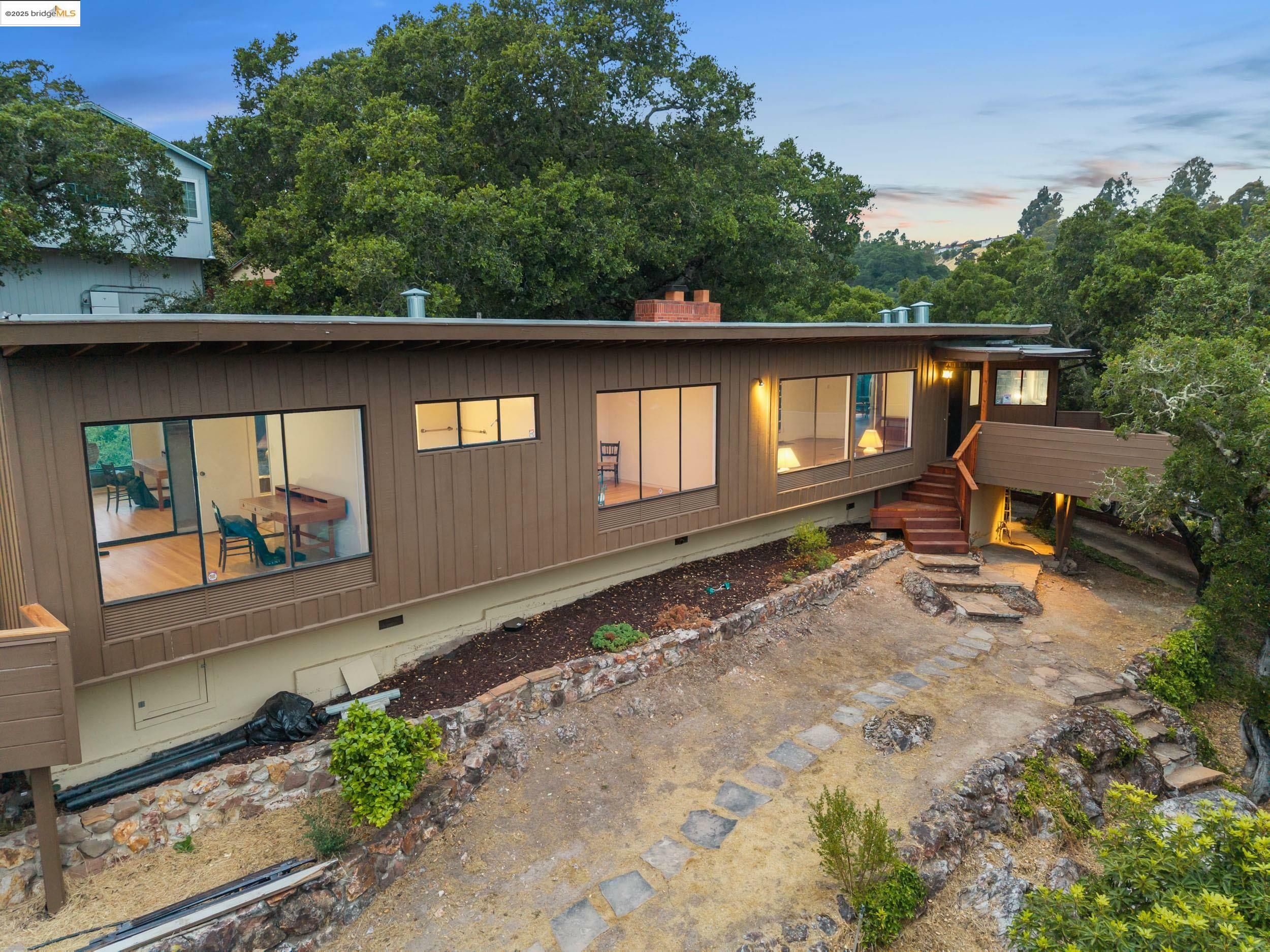 Property Photo:  4545 Oak Hill Rd  CA 94605 