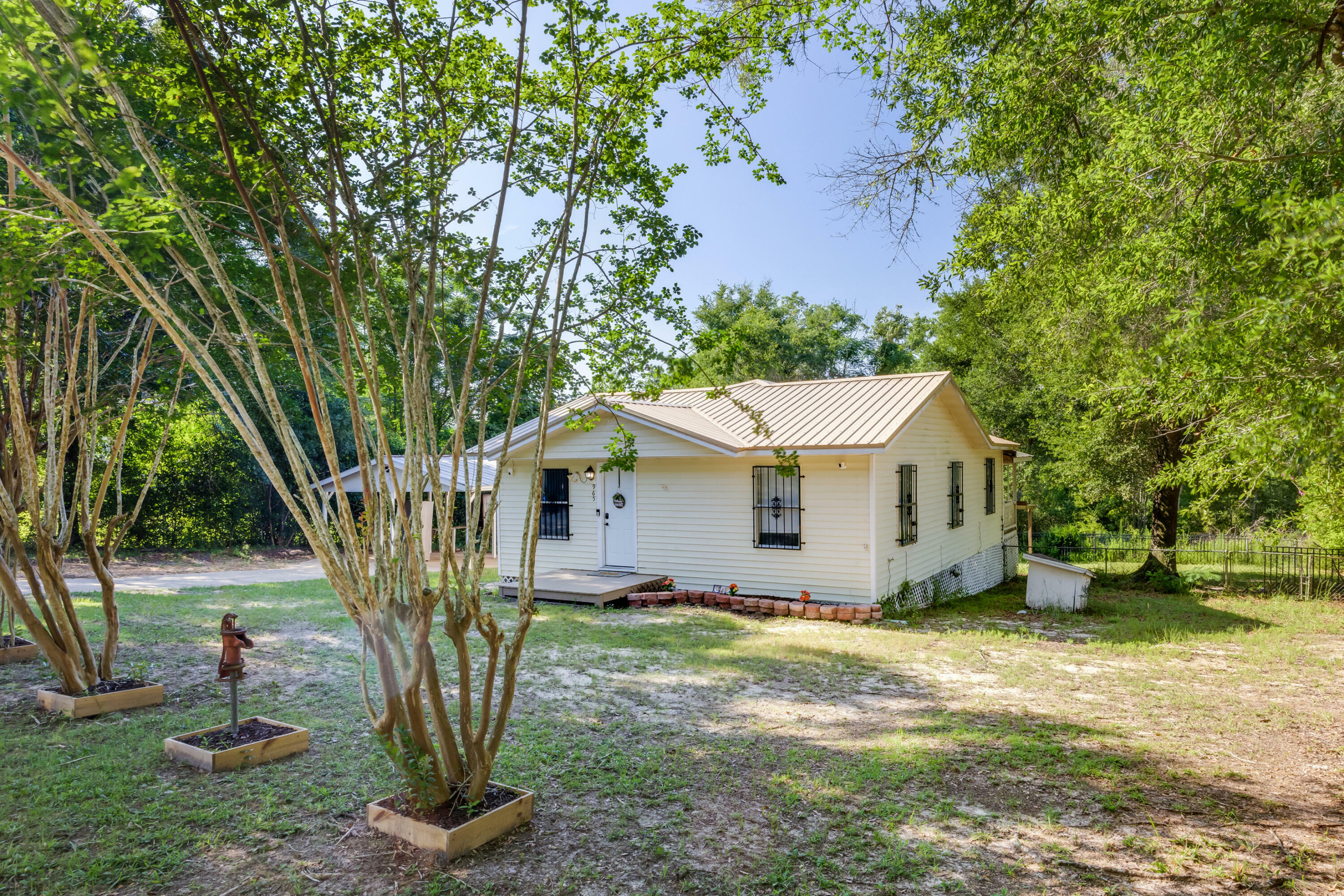 Property Photo: 965 B Street FL 32536