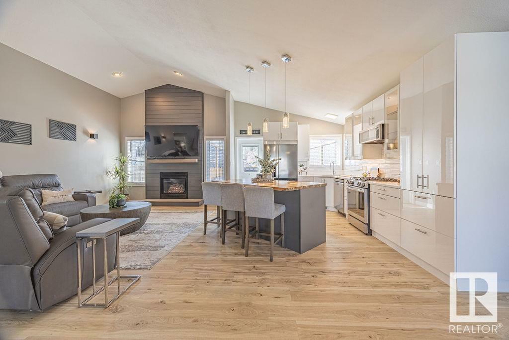 Property Photo: 1 Linkside Court AB T7X 3C4